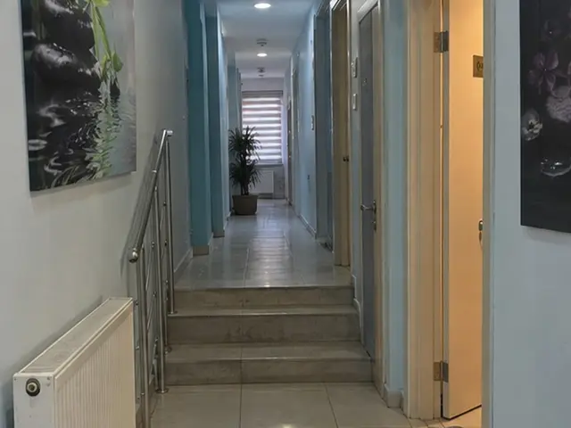 Açık renk koridor ve odalara çıkan merdiven — Gaziosmanpaşa, Masaj Salonun